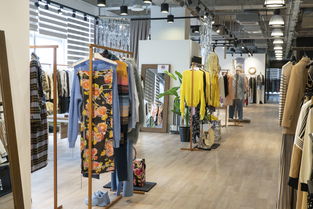 花語(yǔ)與星光的交織 當(dāng)鮮花燭臺(tái)遇上占星術(shù)，服裝零售陳列中的身心漫游之旅